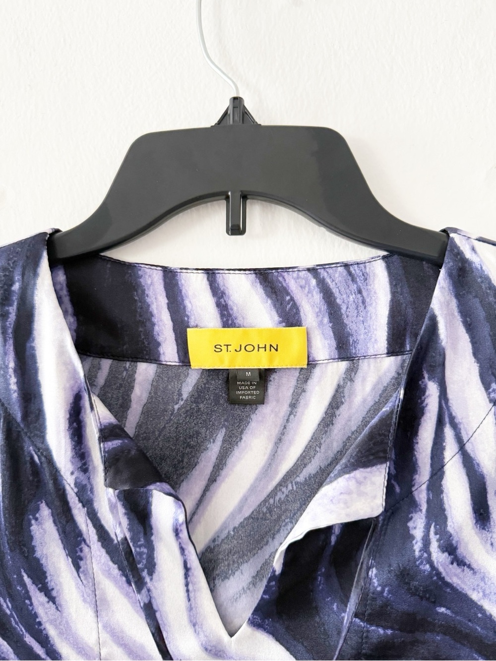 St. John Satin Silk Abstract Marble Print Long Sleeve Blouse Size Medium (M) - Picture 5 of 10